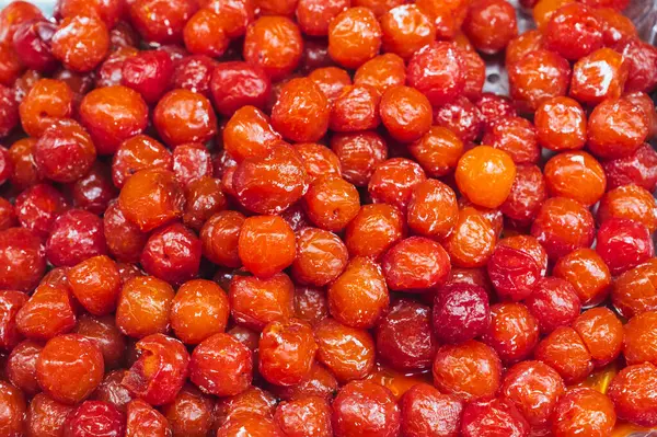 Kırmızı kurutulmuş kiraz böğürtlenleri geleneksel doğuya özgü tatlı bir yakın plan.