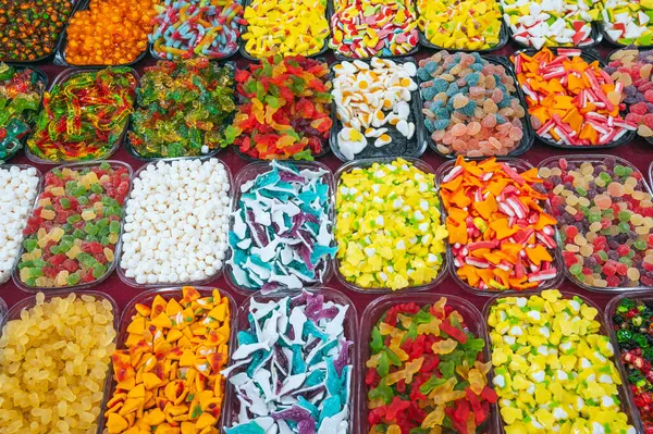 Marmelat çeşitleri ve çiğnenebilir şekerler doğu pazarındaki bir şekerci dükkanında tezgahın üzerinde.
