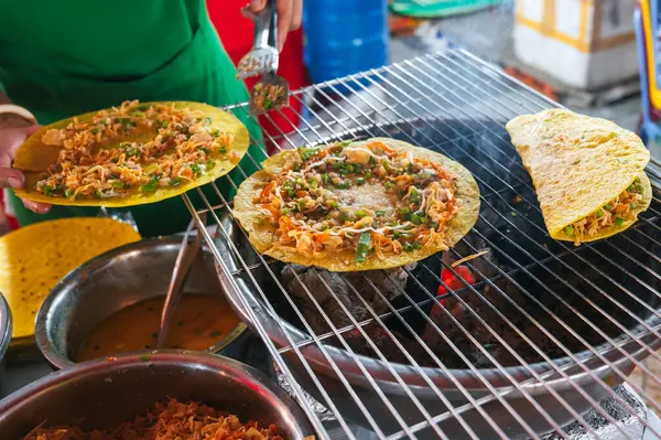 Vietnam Banh Xeo krepleri Vietnam 'da bir Asya sokak pazarında ızgara edildi. Geleneksel Vietnam sokak yemekleri