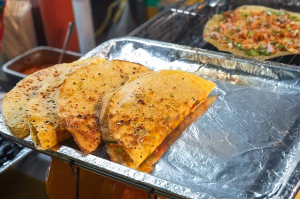 Vietnam 'da bir Asya sokak pazarında Vietnam banh Xeo krepleri. Geleneksel Vietnam sokak yemekleri