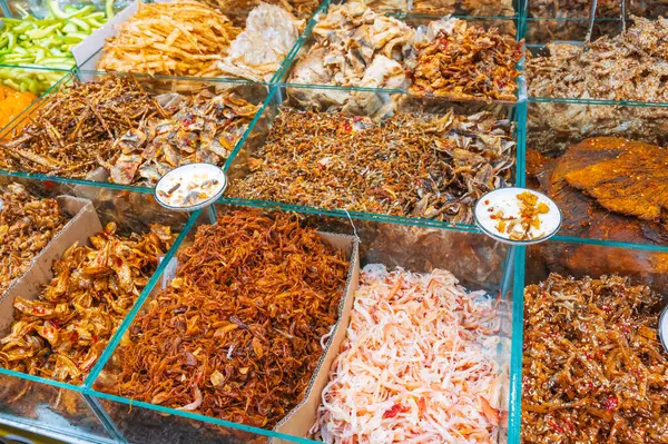 Vietnam 'daki Asya balık pazarında abur cuburlar için çeşitli kurutulmuş balık ve deniz ürünleri.