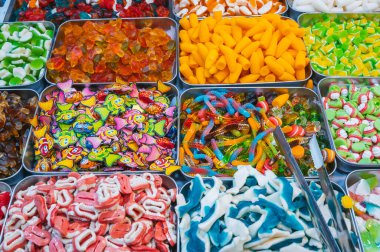 Doğudaki bir markette reçel ve çiğnenebilir şekerleme çeşitleri. Nha Trang, Vietnam - 14 Aralık 2024