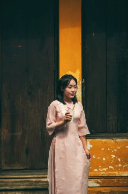 Vietnam 'ın Hoi An kentindeki eski bir kasabada sokaktaki güzel Asyalı genç kız Vietnamlı turist. Hoi An, Vietnam - 1 Aralık 2024
