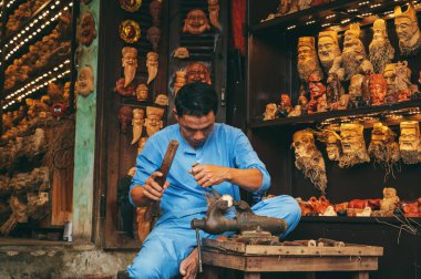 Asyalı bir erkek zanaatkar marangoz, Vietnam 'da Hoi An şehrindeki eski bir kasabada, bir marangoz atölyesinde çalışıyor. Hoi An, Vietnam - 1 Aralık 2024