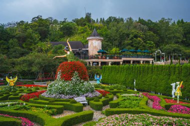 SunWorld Ba Na Hills turistik bölgesinde güzel bir çiçek bahçesi.