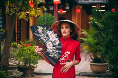 Vietnam 'da Vietnam' da Hoi An Pagoda 'da Vietnam konisi şapkalı kadın turist portresi.
