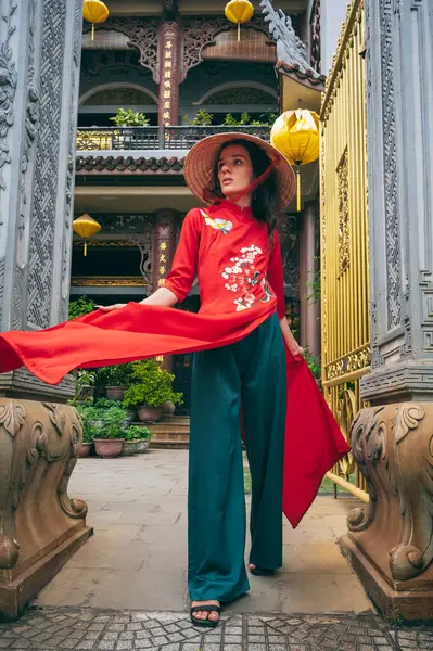 Vietnam 'da Vietnam' da bir pagoda üzerinde bir Budist tapınağında Vietnamlı şapkalı kadın gezgin.