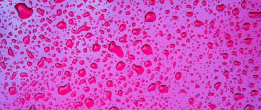 Metal yüzeyde yağmur damlalarının dokusuna sahip geniş kırmızı arkaplan.