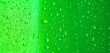 Metal yüzeyinde yağmur damlalarının dokusuna sahip parlak yeşil arkaplan. Yaklaş.