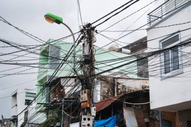 Vietnam 'da Asya' da bir şehirde sokakta elektrik kablolarında karışıklık.