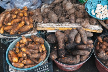 Taze yer elması ve tatlı patates çubukları marketin tezgahında.
