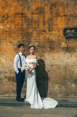Vietnamlı mutlu gelin ve damat. Asya 'da, Hoi An' da eski bir kasabada, bir düğün töreninde birbirine aşık güzel bir Asyalı çift. Hoi An, Vietnam - 1 Aralık 2024
