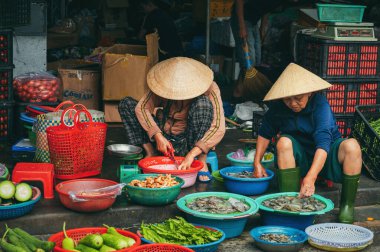 Vietnamlı kadın satıcıları, Asya 'daki eski Hoi An kasabasındaki Asya sokak gıda pazarında. Hoi An, Vietnam - 2 Aralık 2024
