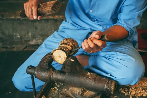 Hoi An 'da Vietnam' da bir atölyede keskiyle yontulmuş marangoz bir marangozun erkek elleri.