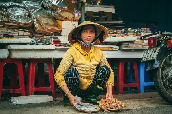 Vietnamlı bir kadın, Asya 'da Hoi An' da eski bir kasabadaki Asya sokak pazarında deniz ürünleri satıyor. Hoi An, Vietnam - 2 Aralık 2024
