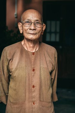 Asya 'da Nha Trang' daki Nghia Son Pagoda 'daki Budist Tapınağı' nda yaşayan yaşlı bir Vietnamlı erkek keşişin portresi. Nha Trang, Vietnam - 20 Aralık 2024