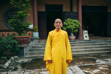 Asya 'daki Nha Trang' daki Nghia Son Pagoda 'daki Budist Tapınağı' nda sarı cüppeli yaşlı Asyalı erkek keşiş. Nha Trang, Vietnam - 20 Aralık 2024