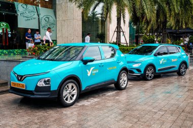 Mavi Vietnam elektrikli arabaları Vietnam sokaklarında Vinfast taksi. Nha Trang, Vietnam - 01 Nisan 2025