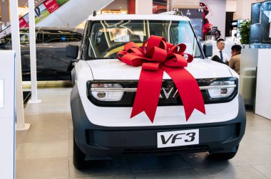 Vietnam 'daki otomobil fuarında yeni modern Vietnamlı elektrikli araba Vinfast VF3. Nha Trang, Vietnam - 01 Nisan 2025