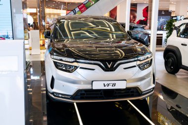 Yeni modern Vietnam elektrikli otomobili Vinfast VF8, Vietnam 'daki Vingroup otomobil fuarında