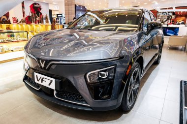 Vietnam 'daki otomobil fuarında yeni modern Vietnam elektrikli arabası Vinfast VF7. Nha Trang, Vietnam - 01 Nisan 2025