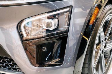 Modern bir Vietnam elektrikli arabasının kaputunun ön farları.