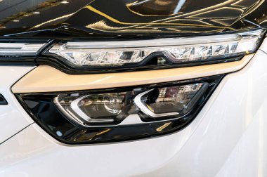 Lüks modern Vietnam elektrikli arabasının kaputunun ön farları.