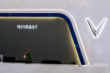 Vietnam 'daki otomobil fuarında Vingroup tarafından üretilen Vinfast elektrikli arabaların logosu. Nha Trang, Vietnam - 01 Nisan 2025