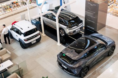 Vietnam 'da modern Vietnam Vinfast elektrikli arabalarının Vingroup sergisi. Nha Trang, Vietnam - 01 Nisan 2025