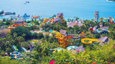 Yazın eğlence parkındaki tatil köyünde slaytlarla dolu bir aquapark. Vietnam 'ın Nha Trang kentindeki VinPearl Adası' nda deniz kenarındaki lunapark manzaralı.