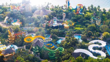 Yazın tatil köyünde slaytlı Quapark. İnsansız hava aracının su parkı hava manzaralı eğlence parkı.