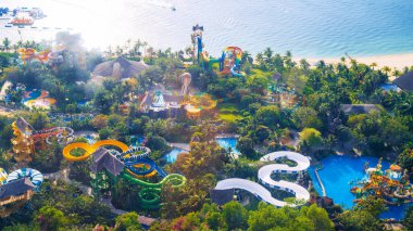 Su kaydırağı ve tatil köyünde bir yüzme havuzu. Vietnam 'daki Nha Trang' da VinPearl 'de deniz kenarındaki eğlence parkı insansız hava aracından.