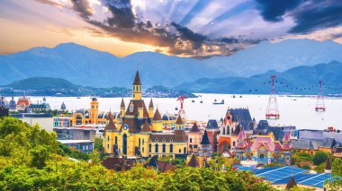 Gün batımında Vietnam, Nha Trang 'da fantastik şatoları ve teleferiği olan VinPearl Island Lunaparkı' nın güzel panoramik manzarası.