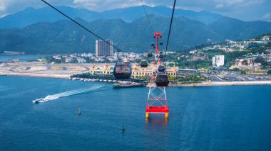 Vietnam 'daki Nha Trang' daki VinPearl Lunaparkı 'na giden teleferik kabinlerinde.