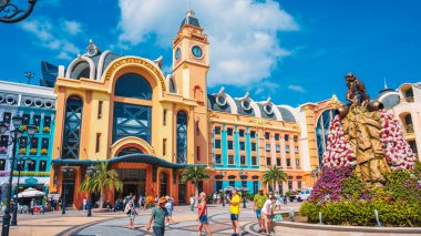 Nha Trang 'daki VinWonders Lunaparkı' ndaki Vininci Turist Adası 'nda evleri ve kaleleri olan merkez meydanı. Nha Trang, Vietnam - 6 Mart 2025