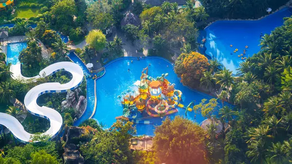 Yazın kaydırak ve yüzme havuzlu aquapark. Vietnam 'daki Nha Trang' da VinPearl 'deki eğlence parkı insansız hava aracının üst görüntüsü.