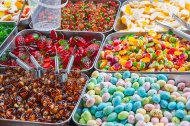 Markette çeşitli renkli marmelatlar ve çiğnenebilir şekerler var.