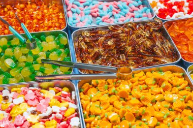 Doğu pazarındaki bir şeker dükkanının tezgahında çeşitli renkli marmelatlar ve çiğnenebilir şekerler var.