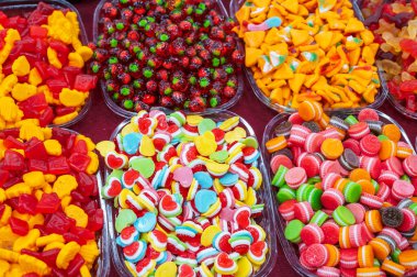 Doğu pazarındaki bir şekerci dükkanında renkli marmelat ve çiğnenebilir şekerler.