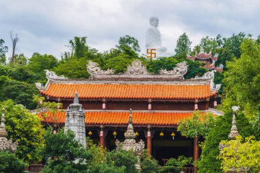 Vietnam 'daki Nha Trang' daki Long Son Pagoda 'da Asya Vietnam Budist Tapınağı ve Buda heykeli.