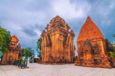 Vietnam 'daki Nha Trang, Vietnam' daki Cham Po Nagar Kulelerinin antik Vietnam tuğla kompleksi