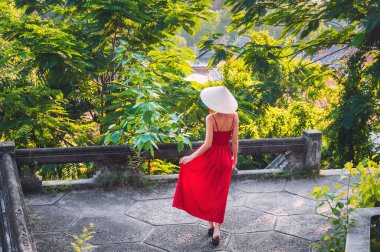 Vietnam 'daki Non La adlı geleneksel Vietnam şapkalı genç bir kadın turistin Asya' ya seyahati.