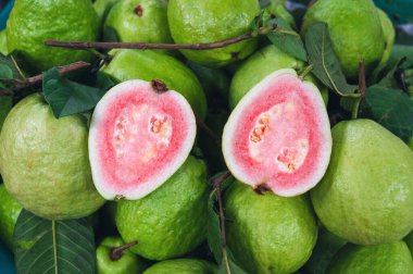 Asya 'da piyasada yeşil kırmızı guava var. Egzotik meyveli arka plan