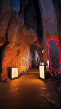 Vietnam 'daki Da Nang' daki Mermer Dağlar 'daki Am Phu Mağarası' ndaki kutsal tapınağın içinde. Da Nang, Vietnam - 12 Eylül 2024
