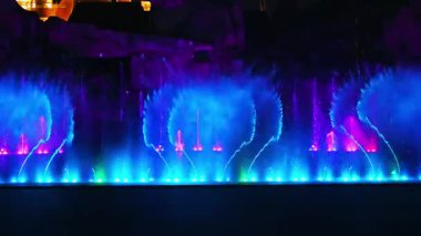 Güzel, aydınlık dans ve şarkı söyleyen fıskiyeler. Müzikal gösteri