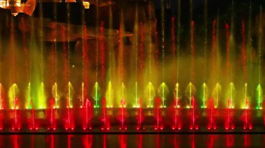 Geceleri sokaklarda dans eden fıskiyeler eşliğinde renkli bir su gösterisi.