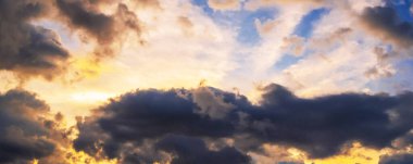 Gün batımında bulutlu gökyüzü. Turuncu mavi gökyüzünün manzarası