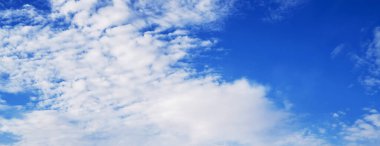 Beyaz bulutlu mavi gökyüzü. Gökyüzünün manzarası