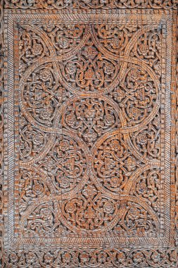 Geleneksel klasik Özbek oyma deseni ahşap kapıya yakın plan