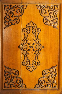 Özbekistan 'da eski ahşap kapıya geleneksel Özbek oyması deseni